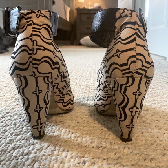 Cream heels with black bucket and design - Picture 3 of 4